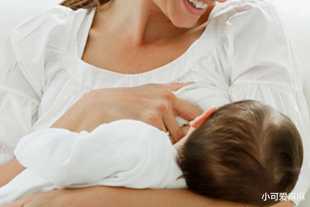 小可爱麻麻|妈妈倒立练瑜伽，孩子走过来就咬住不放！网友：让人害羞