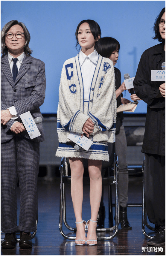 新咖时尚|周迅佛系穿搭走机场，黑色长衫配编织大头鞋，美得淳朴自然