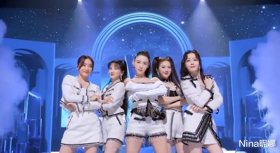 上阳赋|40岁张柏芝浪姐公演大放异彩，穿露肩装C位跳舞似众星捧月，谢霆锋真瞎了眼