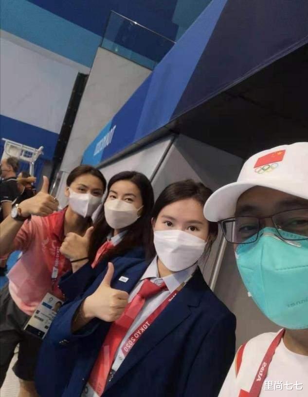 郭晶晶|郭晶晶在场内为中国选手打气，衬衫西裤变妈妈粉，温和从容有力量