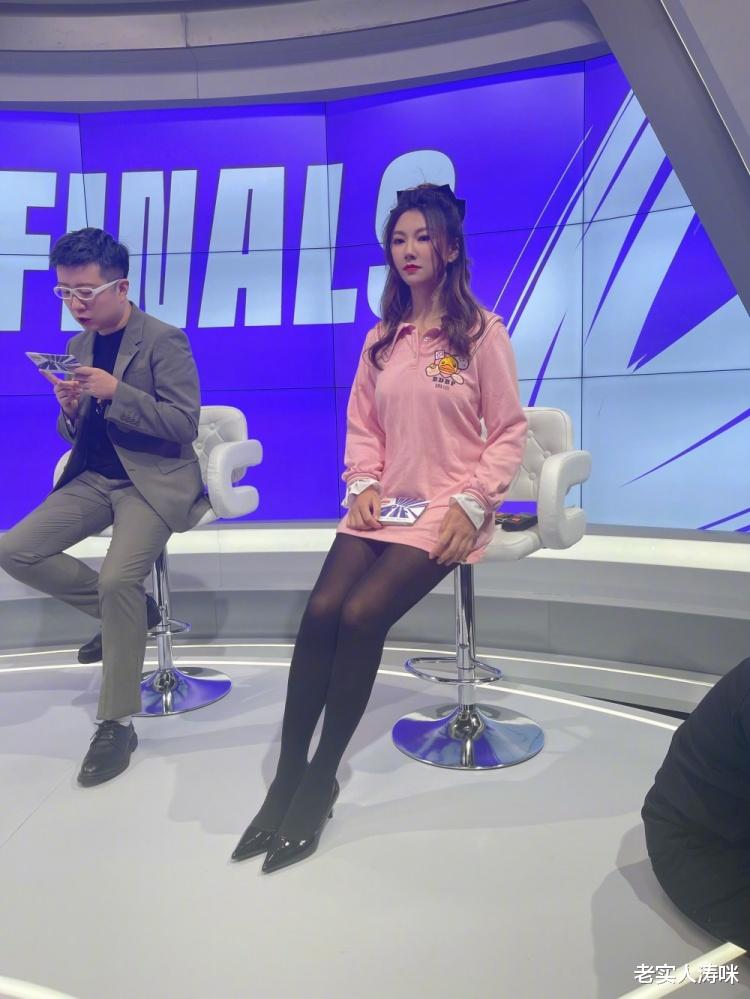 小苍|“小苍重回LOL解说台”！粉色短裙御姐范十足，LPL老观众：不老女神