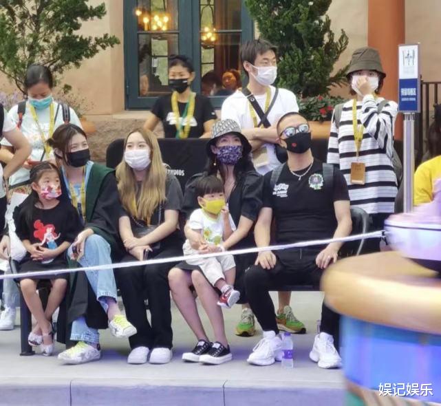 章子怡|汪峰一家五口逛环球影城，章子怡全程抱着小儿子，弟弟眉眼更像爸爸