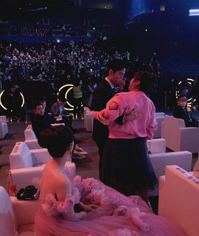 微博之夜|微博之夜合照，娱乐圈关系网一目了然?