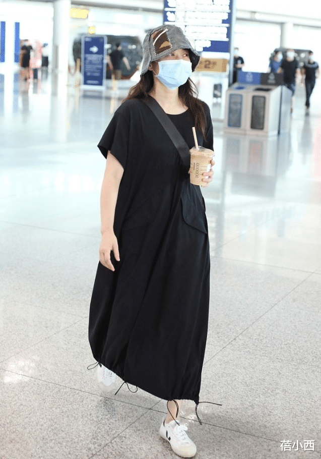 蓓小西|梅婷与老公走机场,穿宽松黑裙子配渔夫帽,简约低调却蛮有高级感