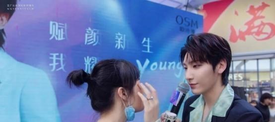 邓紫棋|大商场走穴捞金，打工还百万违约金，糊爱豆的生涯一眼看不到头