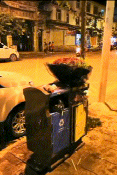 大城小乐故事 女生千万别在大风天穿裙子，很容易原形毕露的，长点心吧！哈哈哈哈