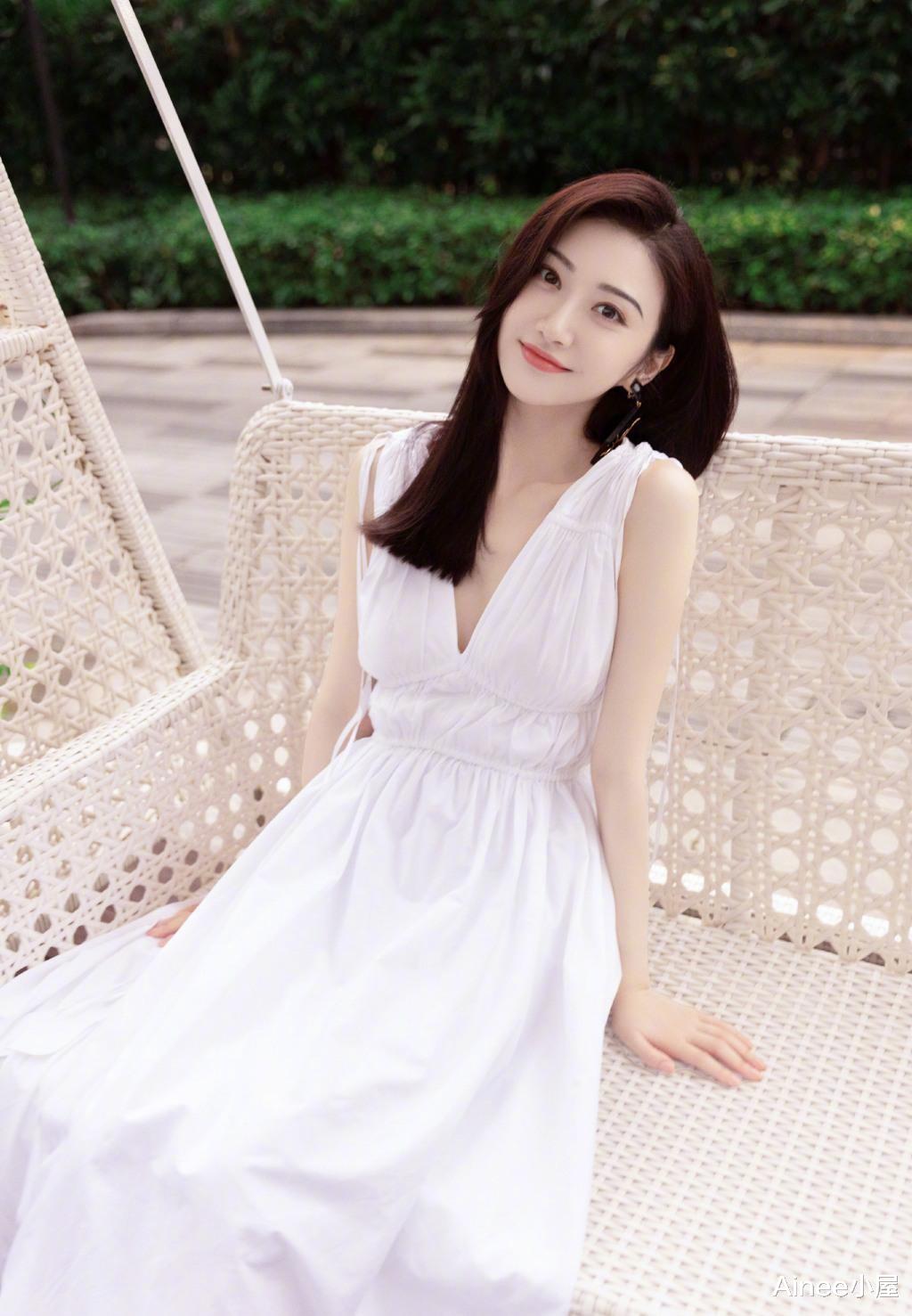Ainee小屋|景甜人如其名挺甜的，穿针织衫配格纹短裙，清纯感是装不出来的