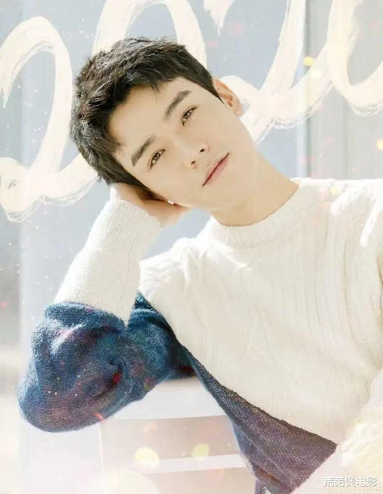 龚俊|第一个火了却没有架子的明星，龚俊和朋友聚餐后步行回家