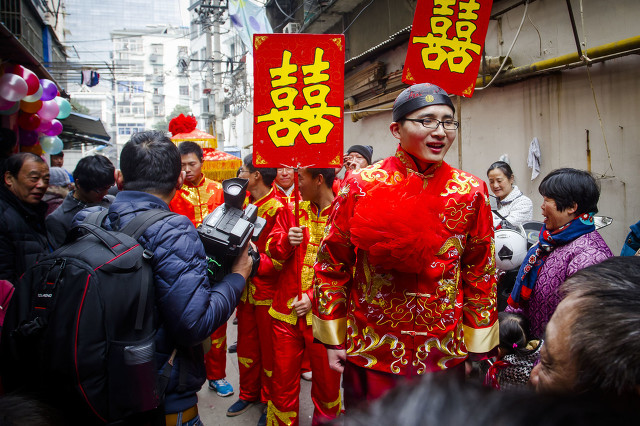 时尚小妹妹 “没有6万下车费不嫁”新娘等半天没人开门,去宴会发现换了新娘