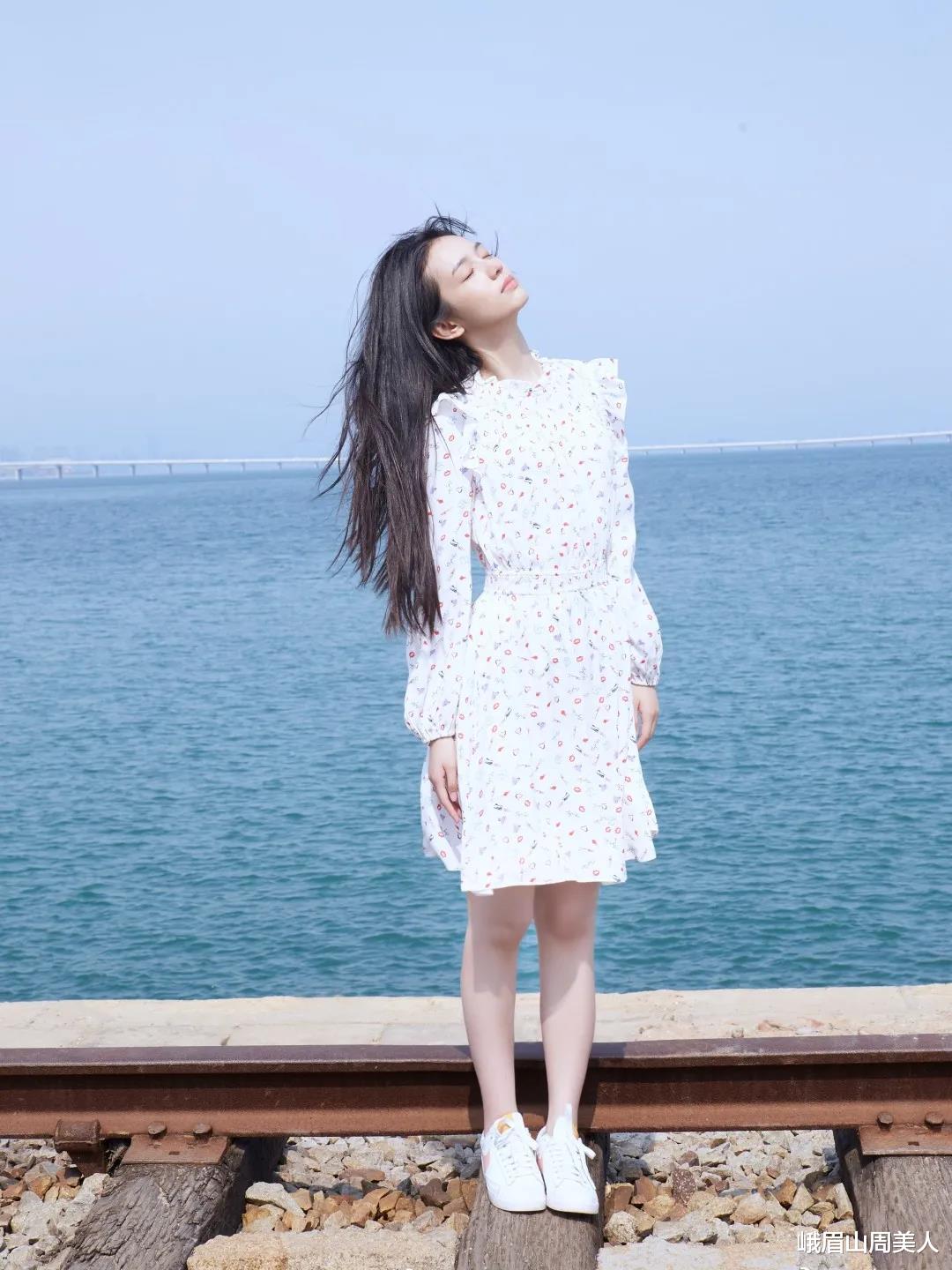 峨眉山周美人 烂大街的马丁靴别穿了！今年流行这4双鞋子，配裤子、裙子都好看