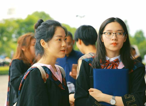 大学生|大学生被室友嘲笑没电脑，哥哥直接出手，同学：真是人生里的光
