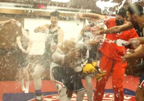 威斯布鲁克|火了!老詹+哈登祝贺威少斩获神数据,威少妻子晒图打趣:我口渴了!