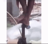 洋葱|19岁小伙骗40岁漂亮阿姨千里来约会，阿姨：“我不能伤害你”哇哈哈哈～