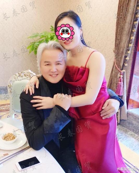 林瑞阳|林瑞阳与女代理商合影旧照曝光，吻脸拥抱显亲密，称对大哥的爱是发自内心的