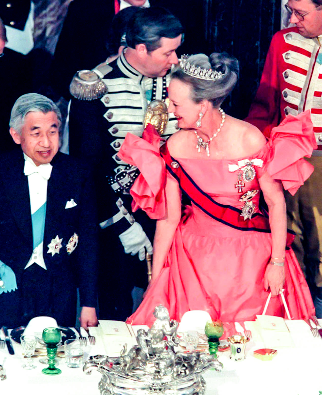 时尚圈的奇葩大喵 81岁丹麦女王太张扬!蕾丝雕花配珠绣,碎花桌布也硬是改造成衣服