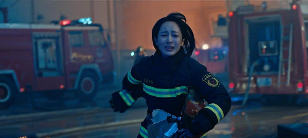 杨紫|杨紫发文：妈妈想您，舍不得您，走的时候好想哭，可我忍住了，我会好好生活