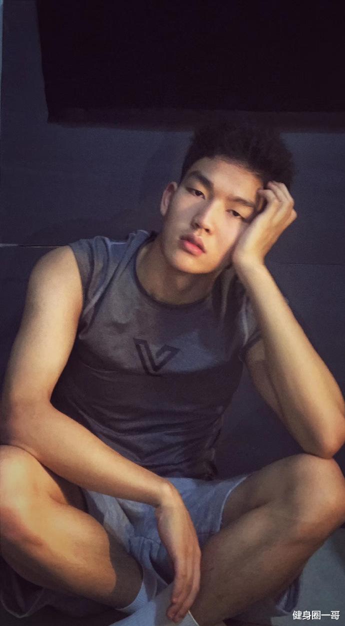 健身圈一哥 爱运动的体育生,健身游泳跑步,打造匀称好身材,一身精肌又痞帅!