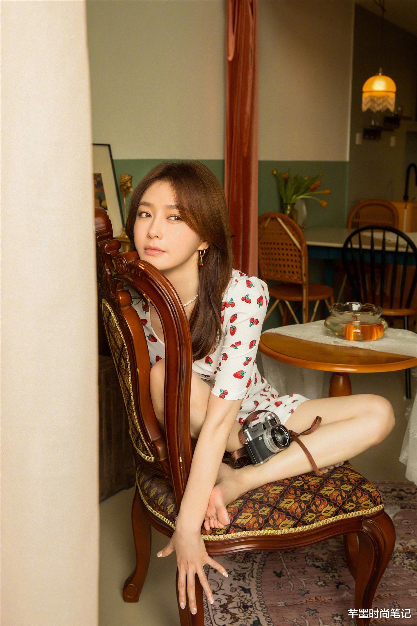 吴亦凡|秦岚光脚“秀蚂蚁腰”，穿搭草莓包臀连衣裙，这身材撩人又浪漫