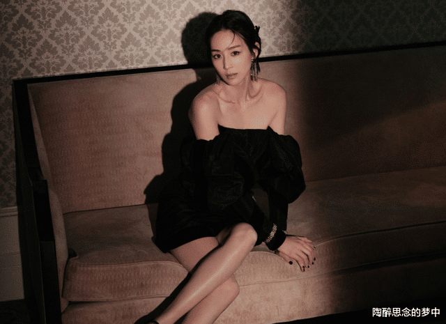 张卫健|39岁张钧甯穿“无痕裤”，凸显丰腴身材，“电棍腿”确定没开特效