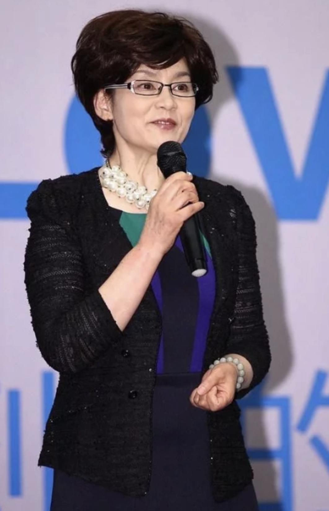 闲鱼有话说|潘虹太会保养了,被怼脸拍皮肤也好细腻,穿蓝色连衣裙衬得更年轻