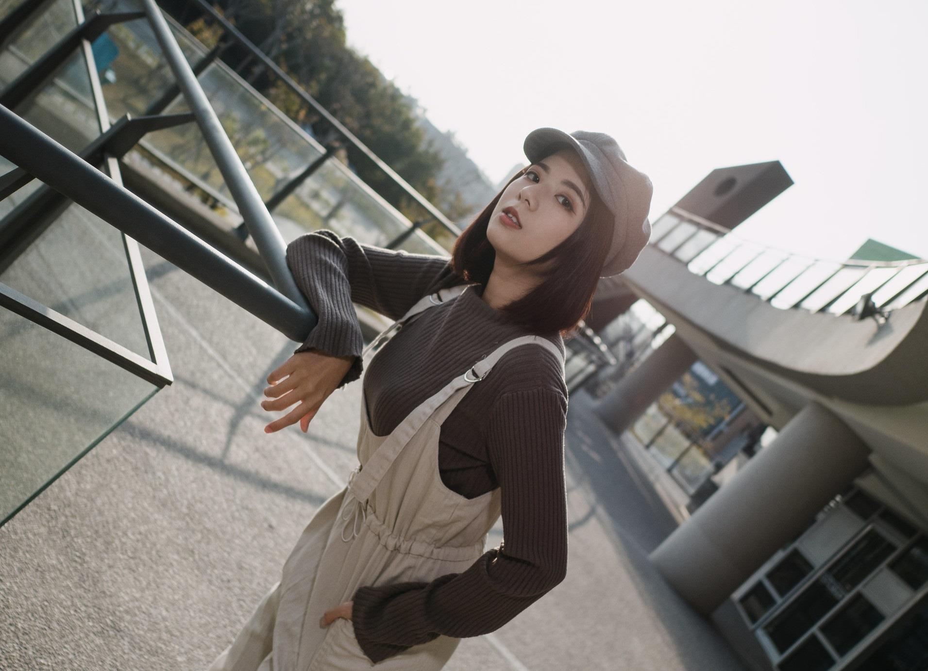 百里守刖|咖色的针织衫,长袖的设计适合初秋的季节穿搭,时尚又复古