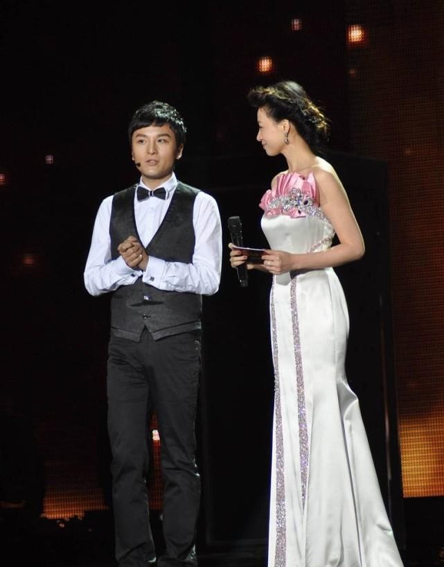 白小白的衣橱 董卿的“央视脸”看着就舒服，长裙还是渐变色的，感觉更有魅力了