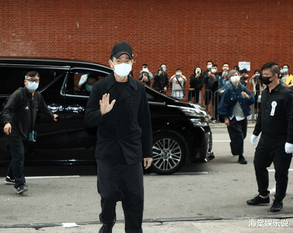 周星驰|吴孟达葬礼：周星驰瘦脱相，刘德华也佝偻清瘦，双手合十神色悲伤