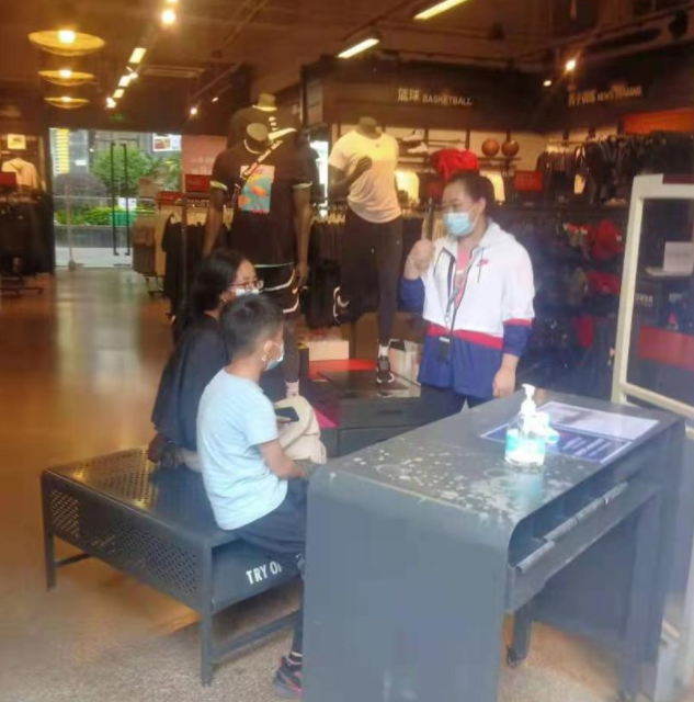 四叶草海之恋|云南农民工给儿子买耐克遭歧视,店员抢走衣服,妻子理论被抓伤