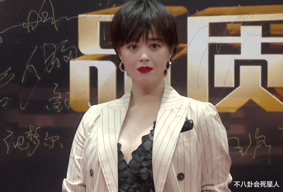 杨紫|女星走红毯火力全开：吴谨言全身涂粉，倪妮露排骨胸，杨紫又瘦了