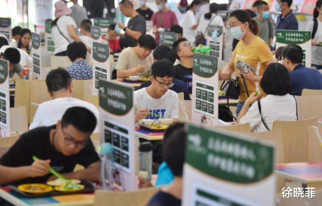 香港|河南农村男生没读大学，摆摊买2套房2辆车？直言：比大学生上班强