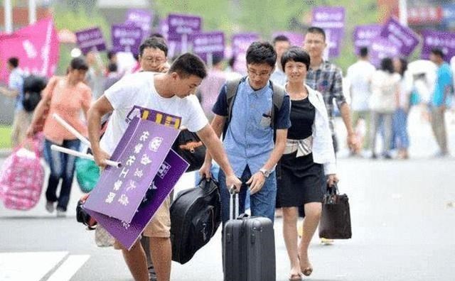 奶豆说育儿|学长忠告：大一新生开学有4样东西必须携带，否则会影响入学