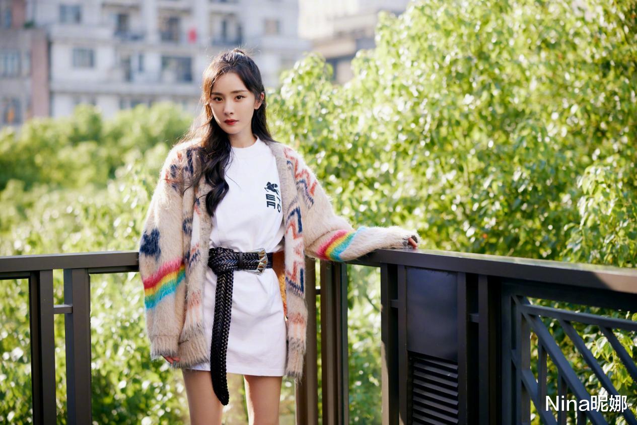 Nina昵娜 杨幂《二八定律》胶片照曝光,穿1万6翻领裙把板鞋当拖鞋踩,时髦在线的秦大律师