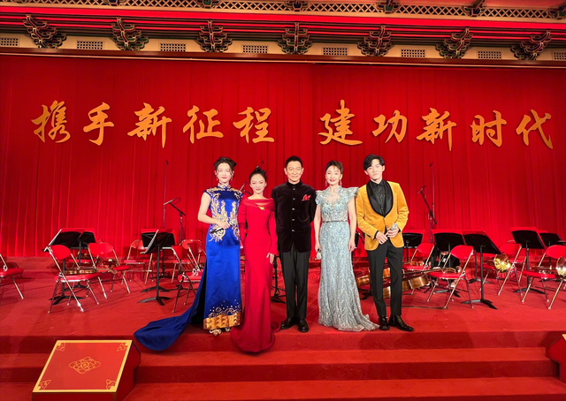 易烊千玺|众星登上《新闻联播》！刘德华穿唐装献唱，易烊千玺黄轩激情朗诵