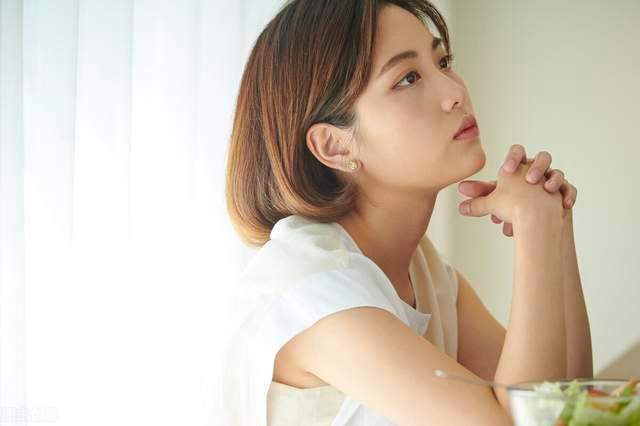 文说情感|妻子偷偷处男闺蜜，丈夫发现当即要求离婚，妻子：只是好朋友！