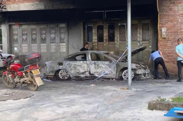 热点微评社 十恶不赦！49岁男子“淋汽油”作案：双胞胎和爷爷“丧生”火海！