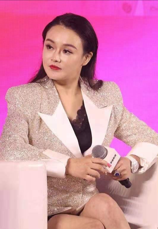 何有强|冉莹颖把“微胖精髓”穿出来了！穿金色的西装亮相，高级洋气