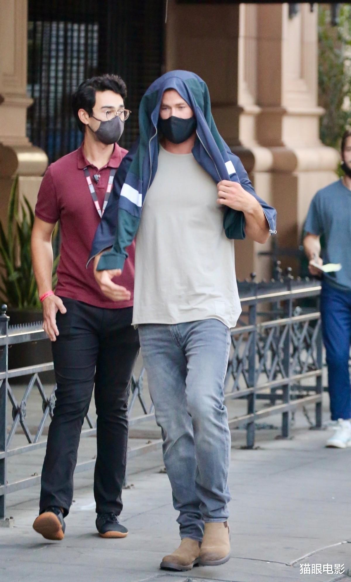 雷神4|漫威雷神4补拍，锤哥金色长发抢镜，手臂粗壮对镜头比耶