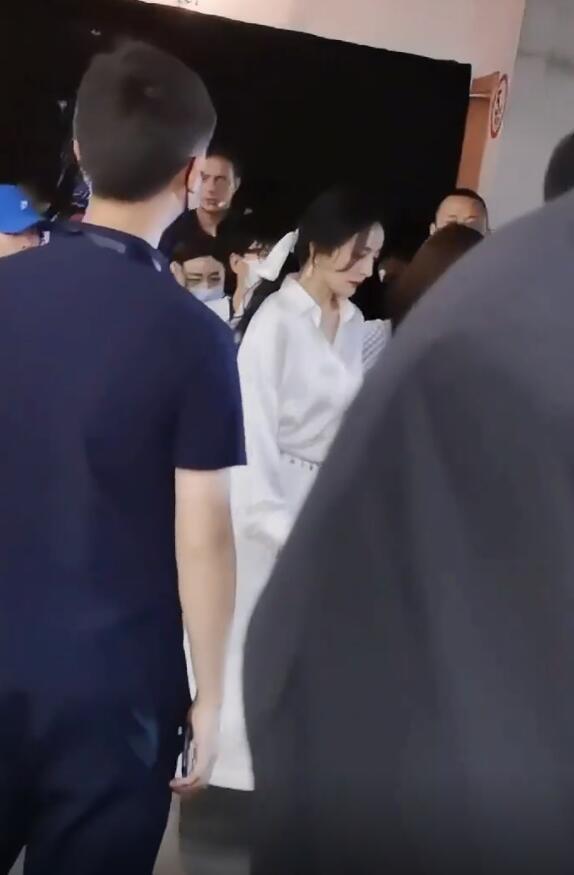 天生丽质|杨幂现身直播间，穿高开叉连衣裙，丝带马尾造型生图美成仙女下凡