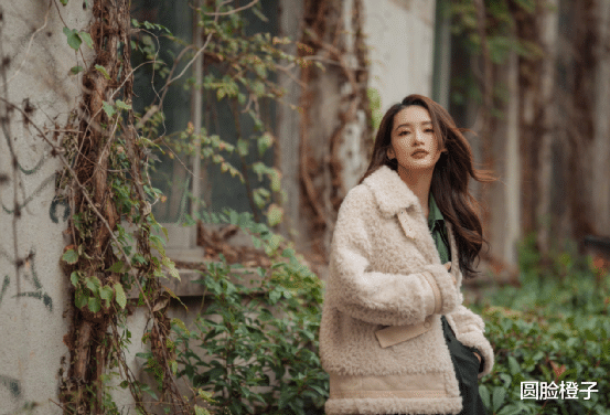 李沁|李沁人美气质更好，大晒秋冬美照展现好身材，发量优越比脸还宽