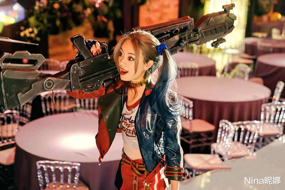 孙俪|孙俪为新剧牺牲大，穿皮衣露脐装女团风爆棚，39岁扎马尾吹泡泡扮小丑女