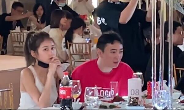 王思聪|王思聪带美女参加婚礼，用手机拉近镜头细看伴娘，和女伴互翻白眼