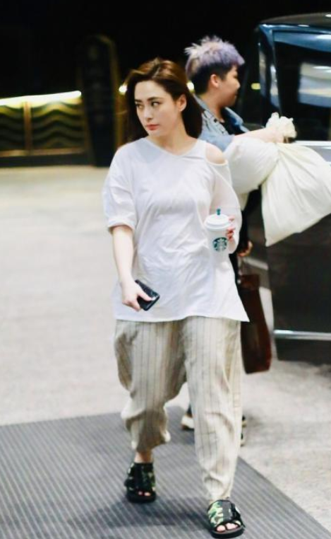 潮流前沿 阿娇的时尚看不懂，“垮衣”配“垮裤”，看似随意却颇有细节感