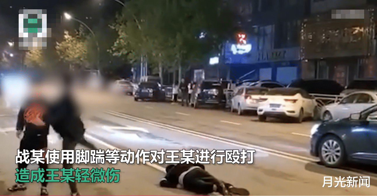 月光新闻 山东一男子酒后驾车与行人发生纠纷后，抬脚猛踹其头部，气焰嚣张