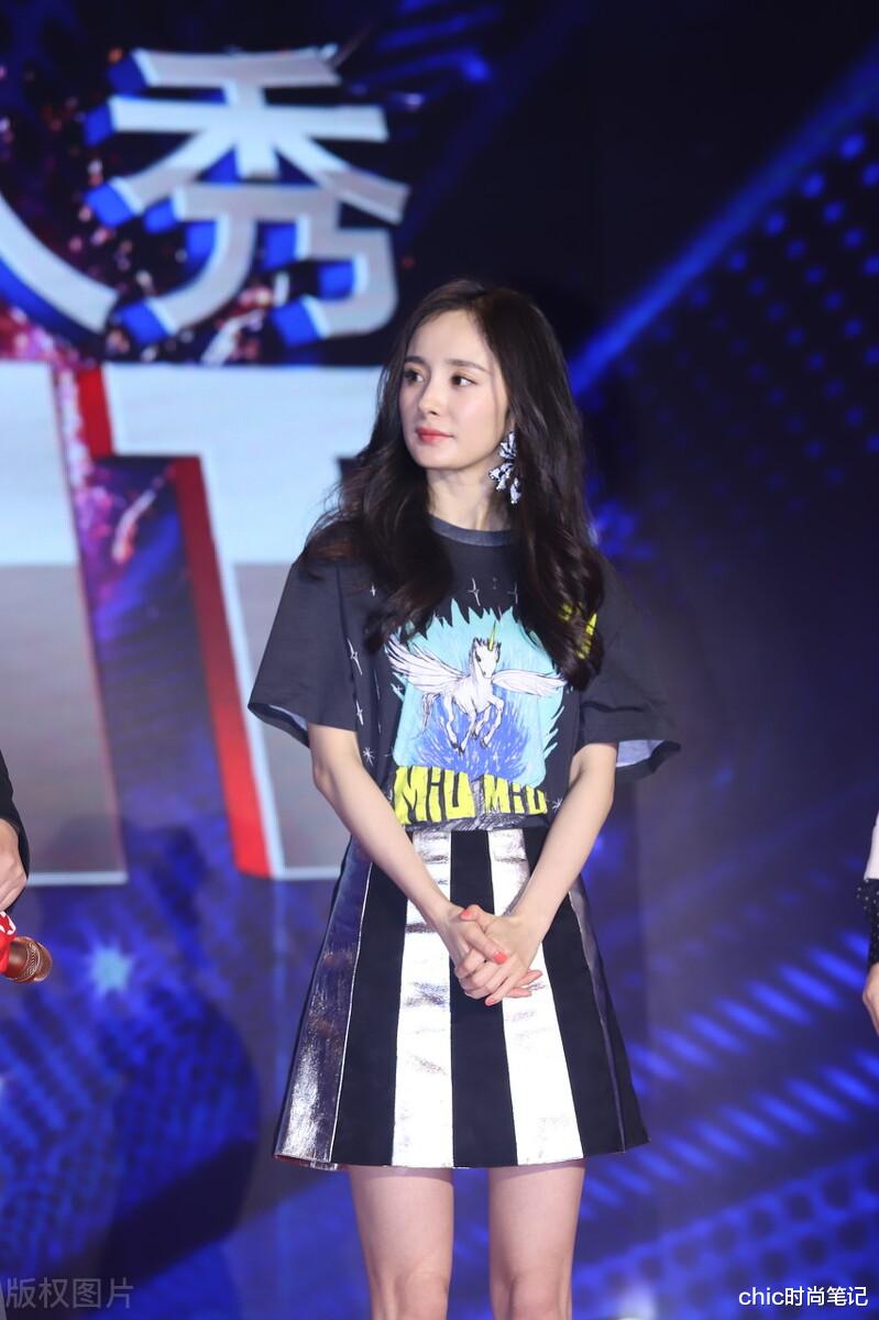 chic时尚笔记|杨幂穿百褶裙上热搜，网友惊呼：一点不像孩子妈