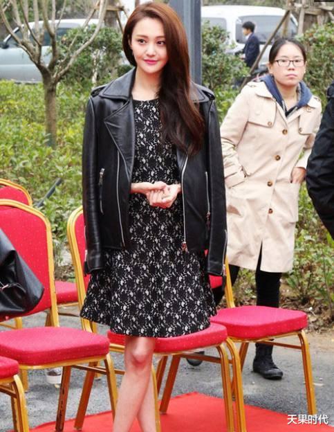 皮衣|许晴“韩系”风格够时髦，短发+皮衣拉风又飒爽，52岁活出新自我