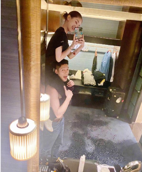 家装日志 王子文吴永恩外出吃饭被拍，女方素颜出镜，边看手机边跟男友聊天