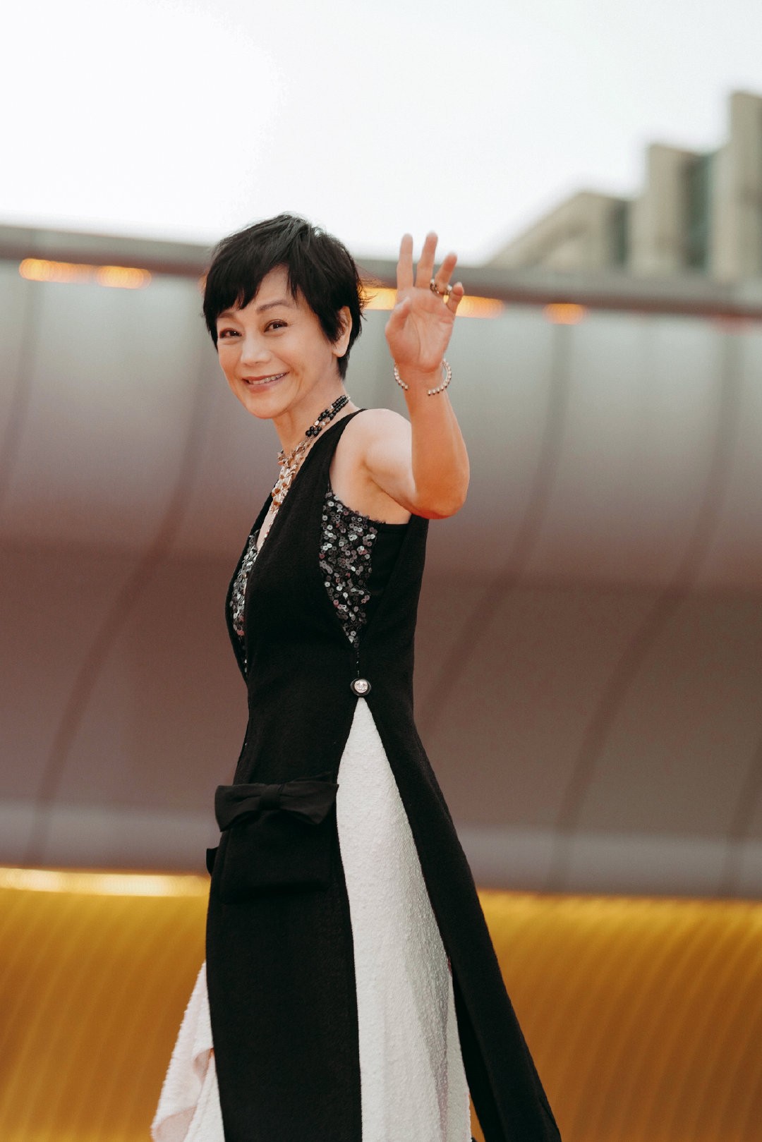 美人哒|68岁张艾嘉才是真不老女神,穿长马甲用亮片作内搭,时髦又优雅