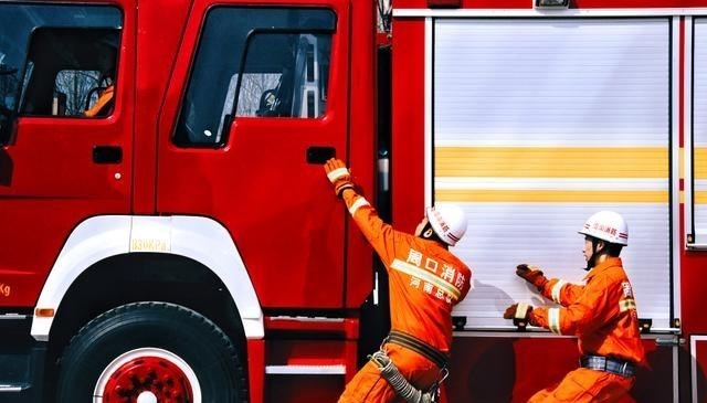 白的漫 今天,我们拍下了鹿邑消防队,不为人知的另一面!