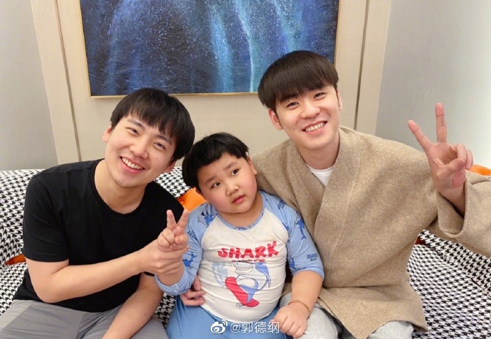 郭德纲|郭德纲小儿子长相随爸，5万金镯子惹人嫉妒 ，网友：有钱就是任性