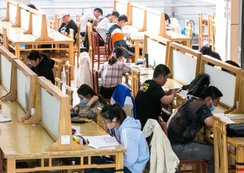 吉克隽逸|冯琳现身东方卫视跨年晚会，气质出众艳压群芳，难怪能保研复旦